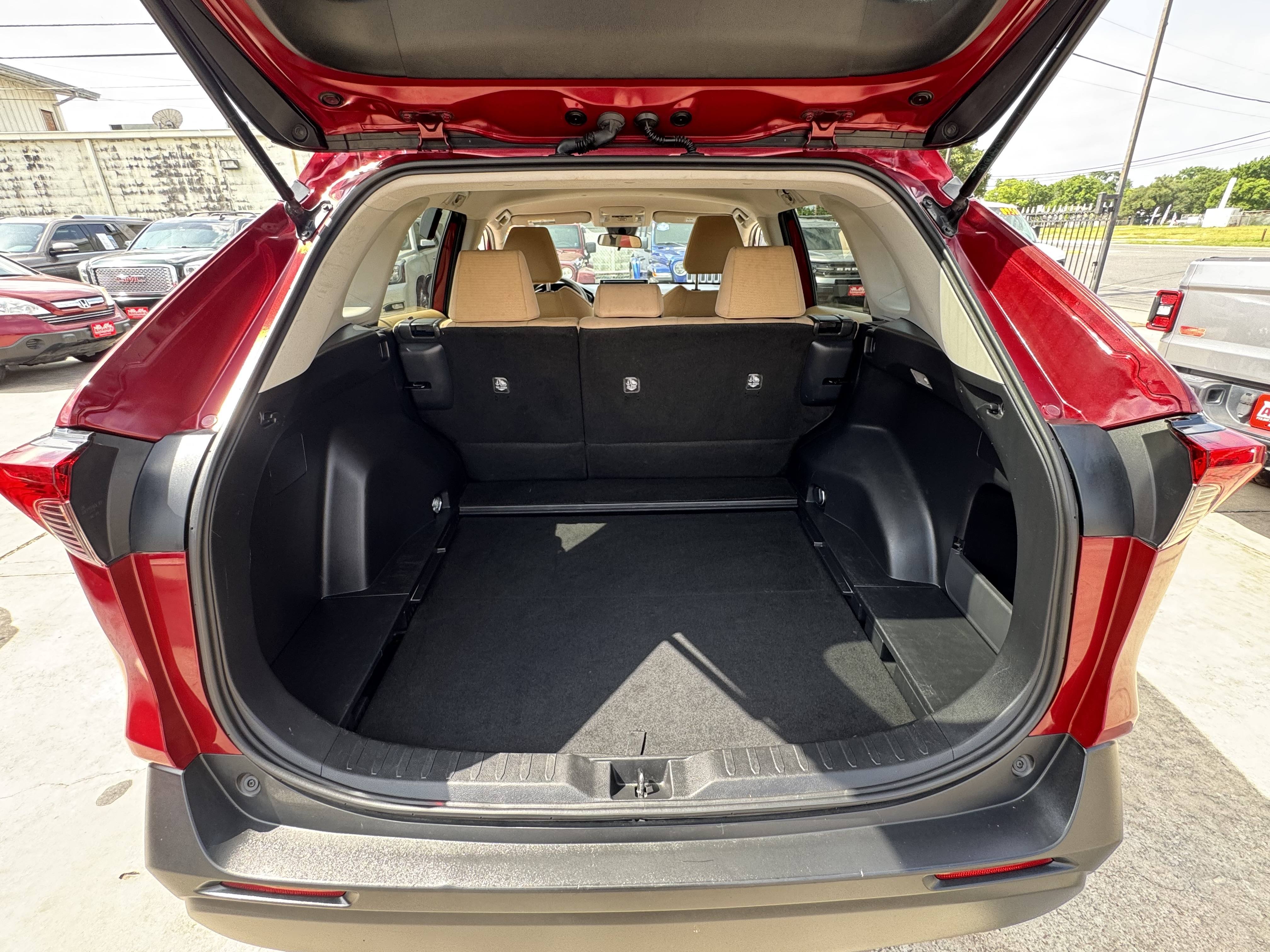2019 Toyota RAV4 LE - Photo 9
