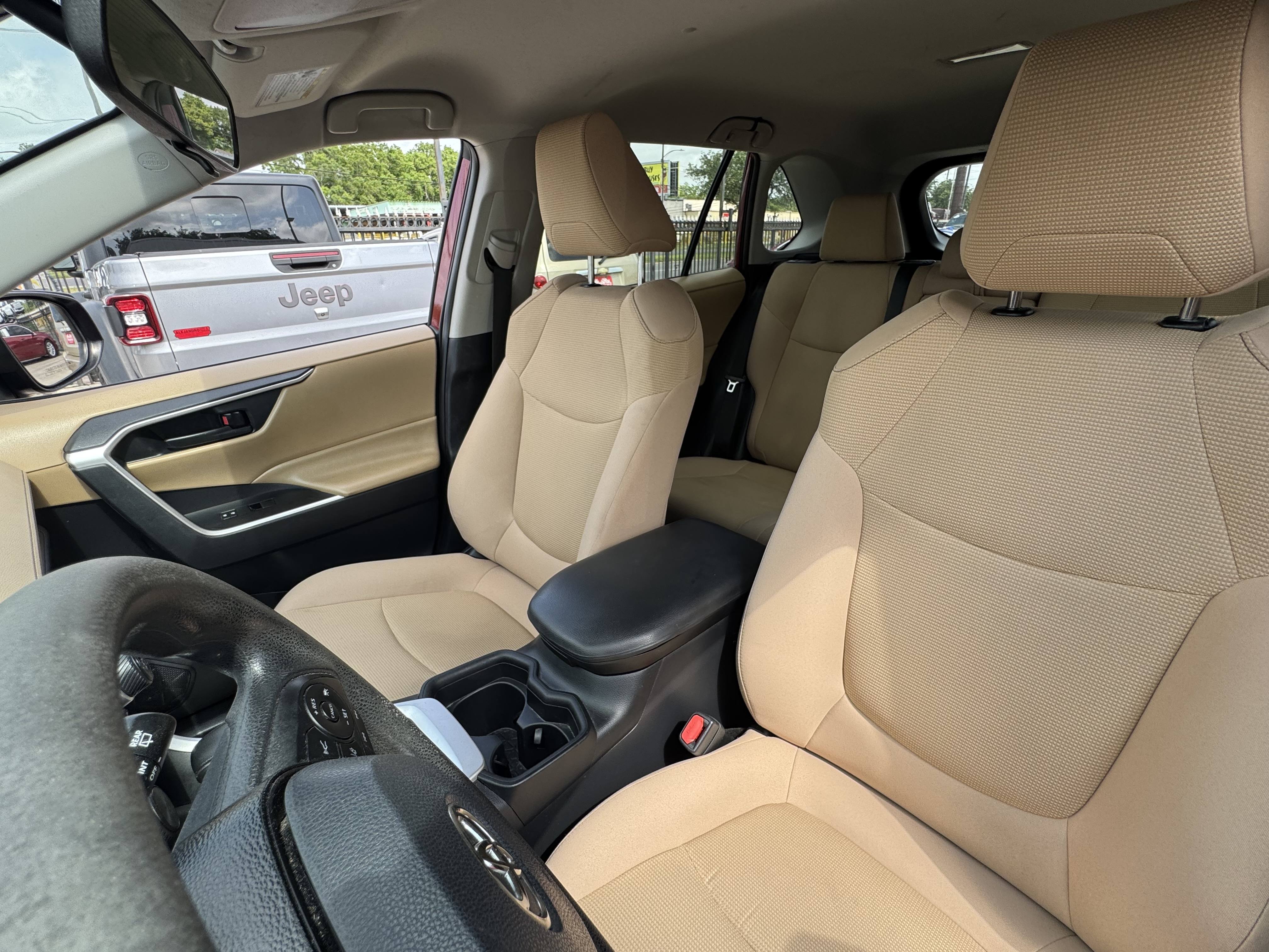 2019 Toyota RAV4 LE - Photo 11