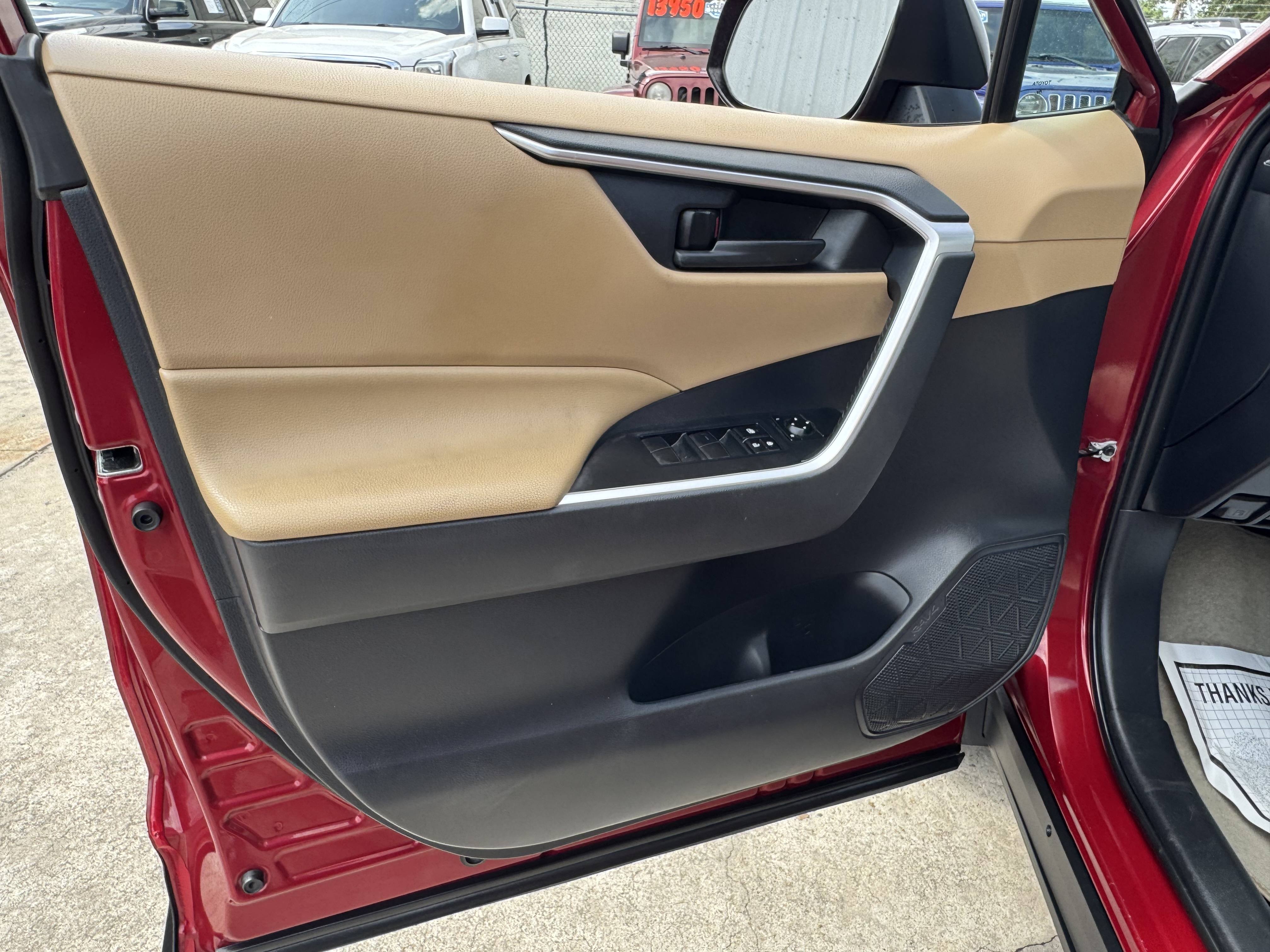 2019 Toyota RAV4 LE - Photo 14
