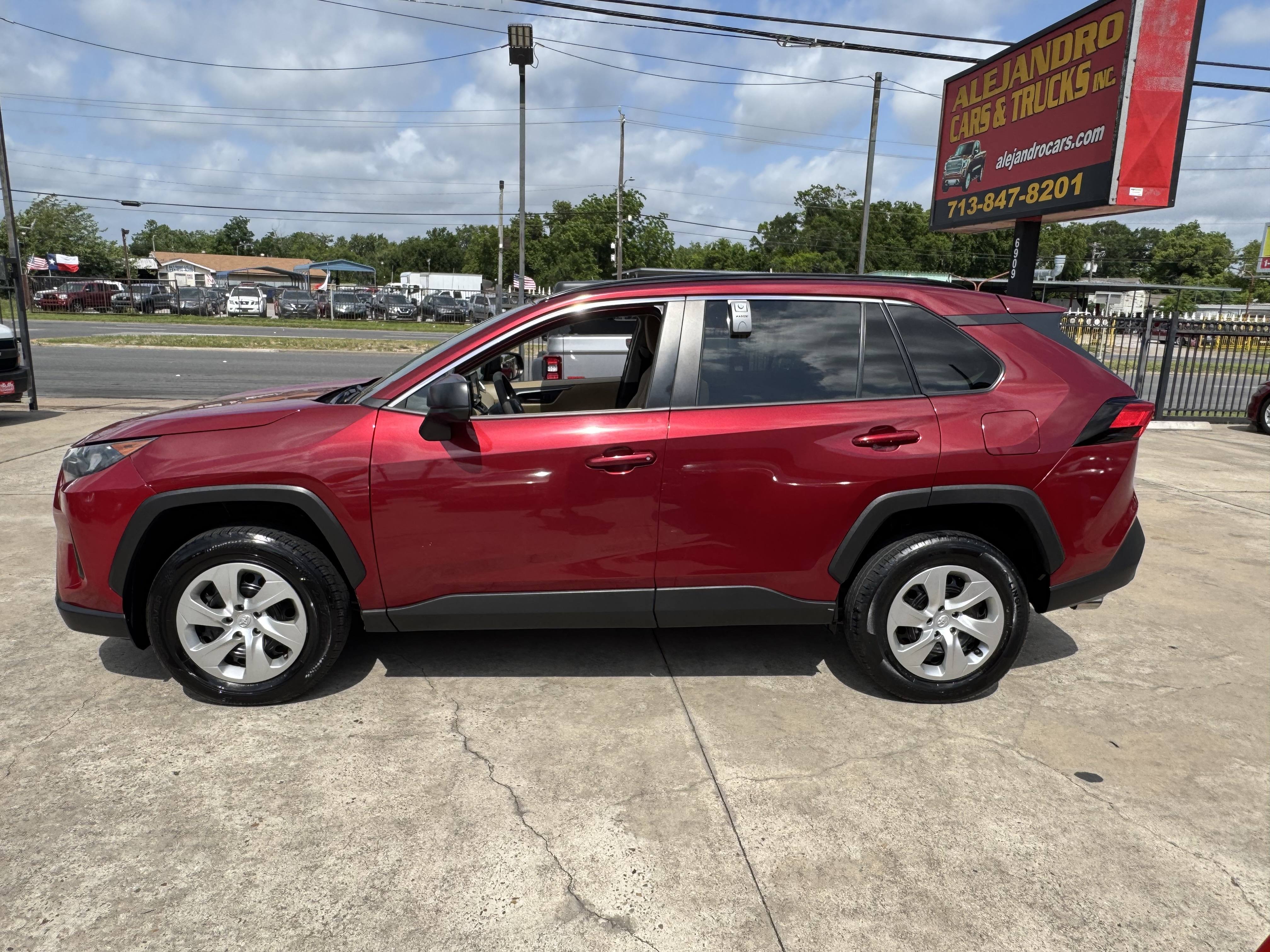 2019 Toyota RAV4 LE - Photo 7