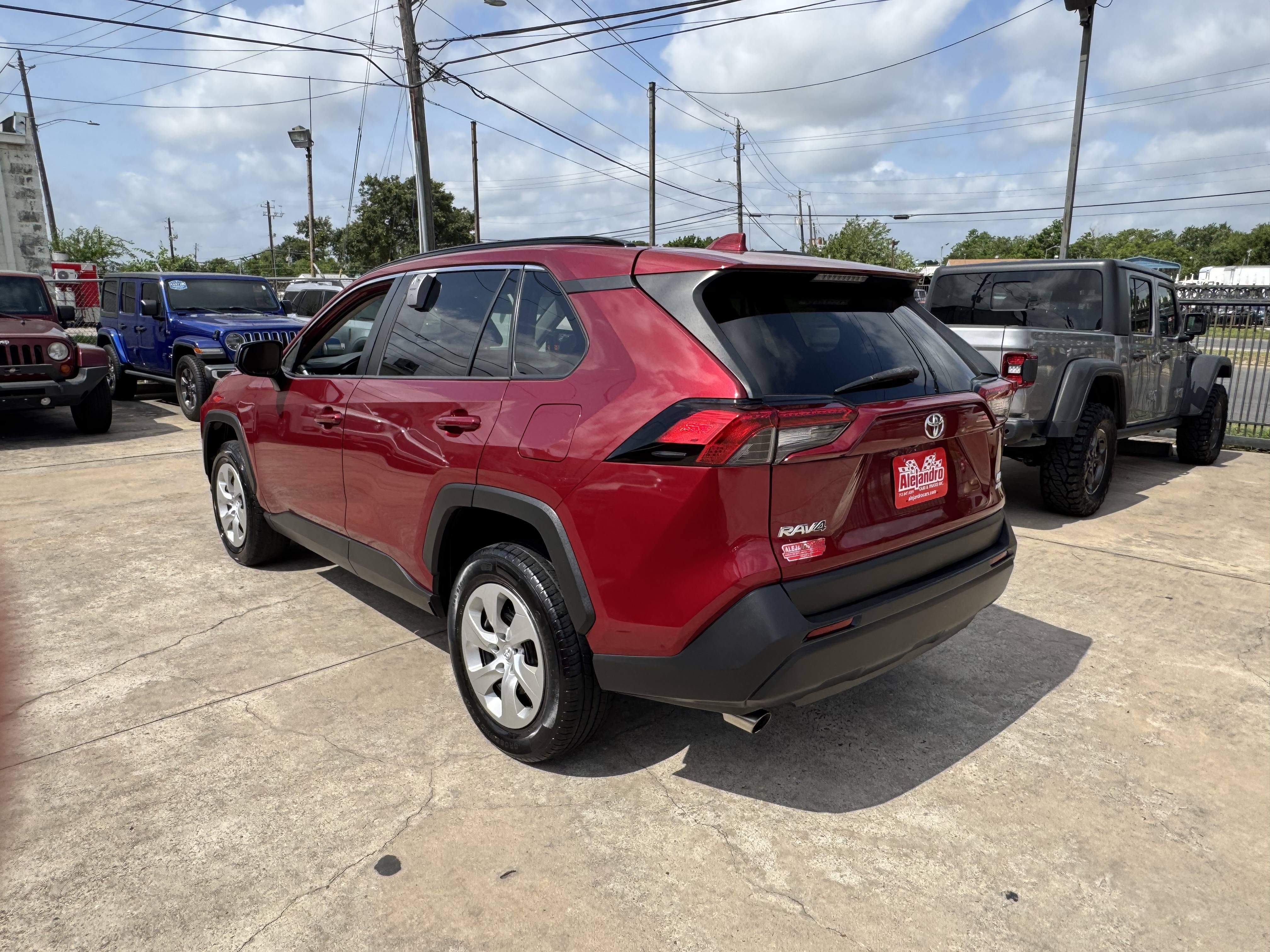 2019 Toyota RAV4 LE - Photo 8