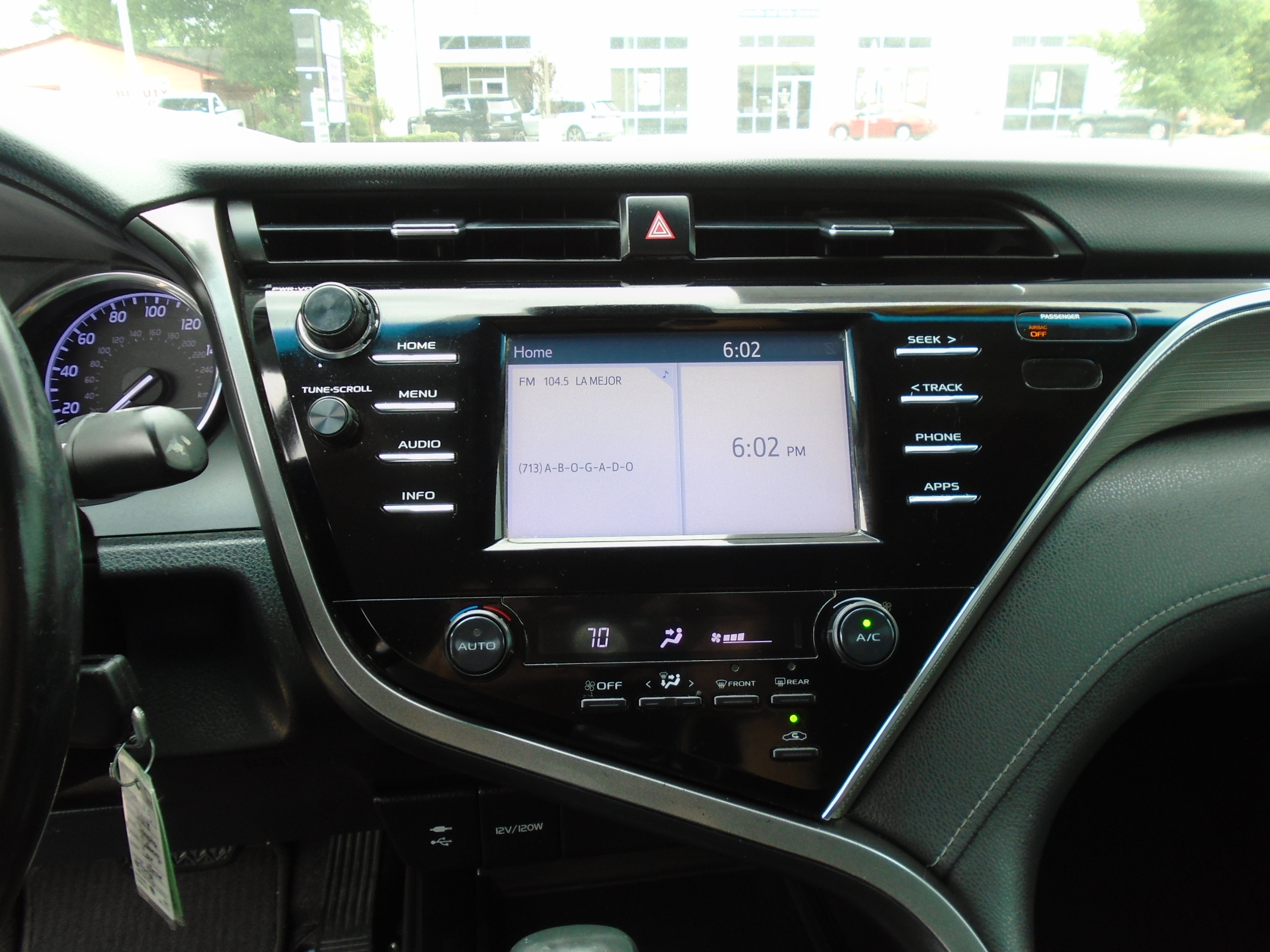 2018 Toyota Camry SE - Photo 8