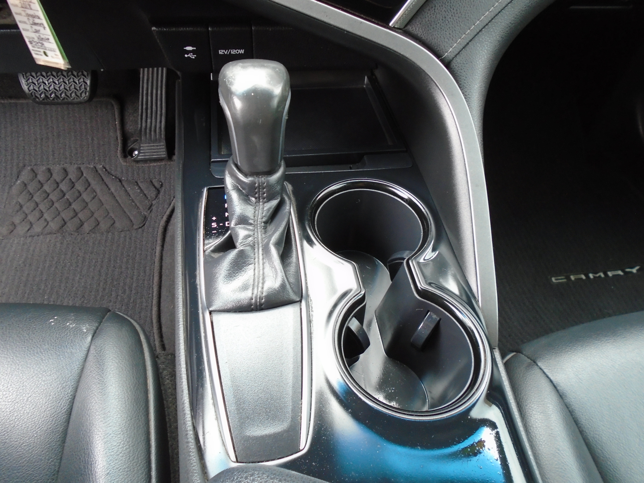 2018 Toyota Camry SE - Photo 9