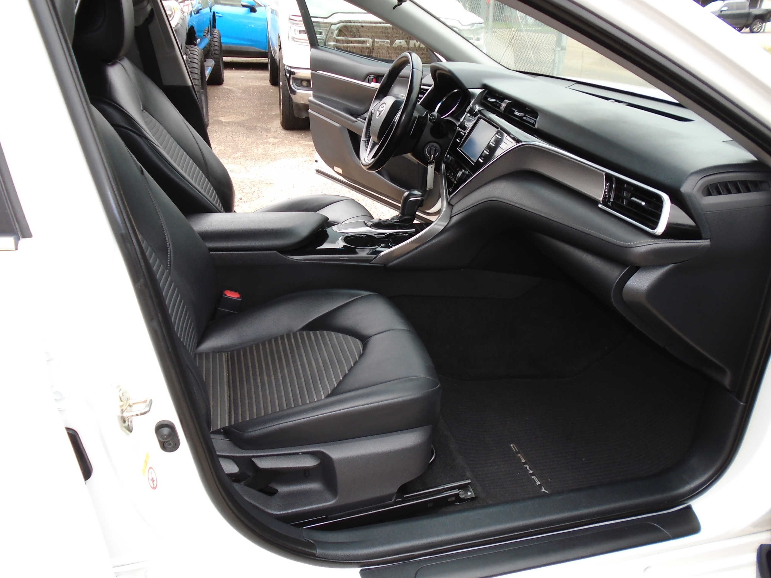 2018 Toyota Camry SE - Photo 14