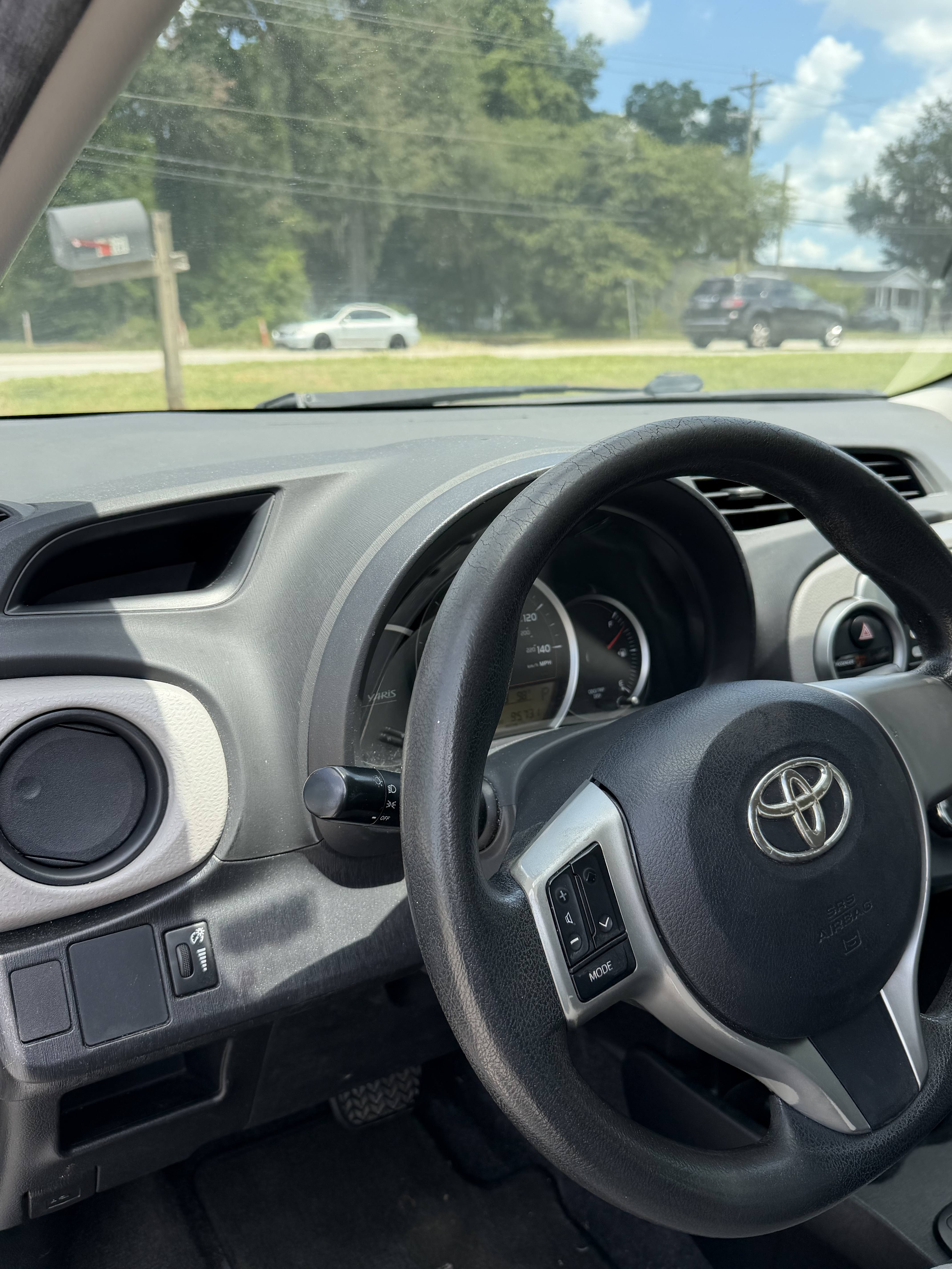 2013 Toyota Yaris L - Photo 10