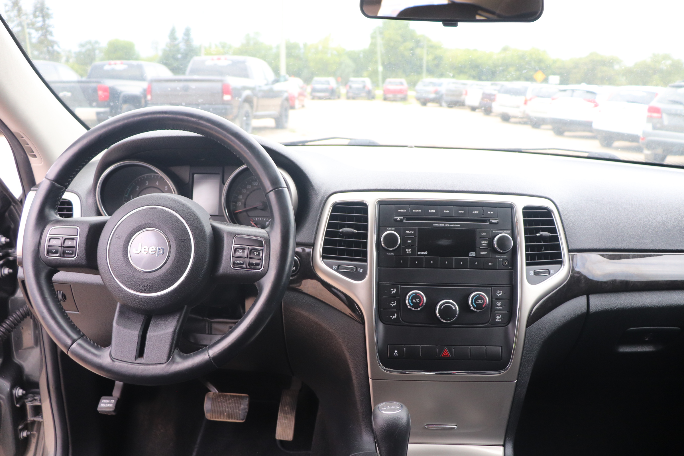 2012 Jeep Grand Cherokee (R)(G)(5) Laredo 4WD - 11