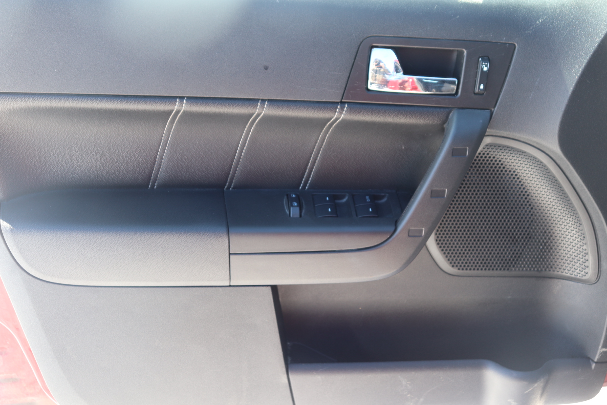 2011 Ford Focus (R)(C)(5) SES Sedan - 6