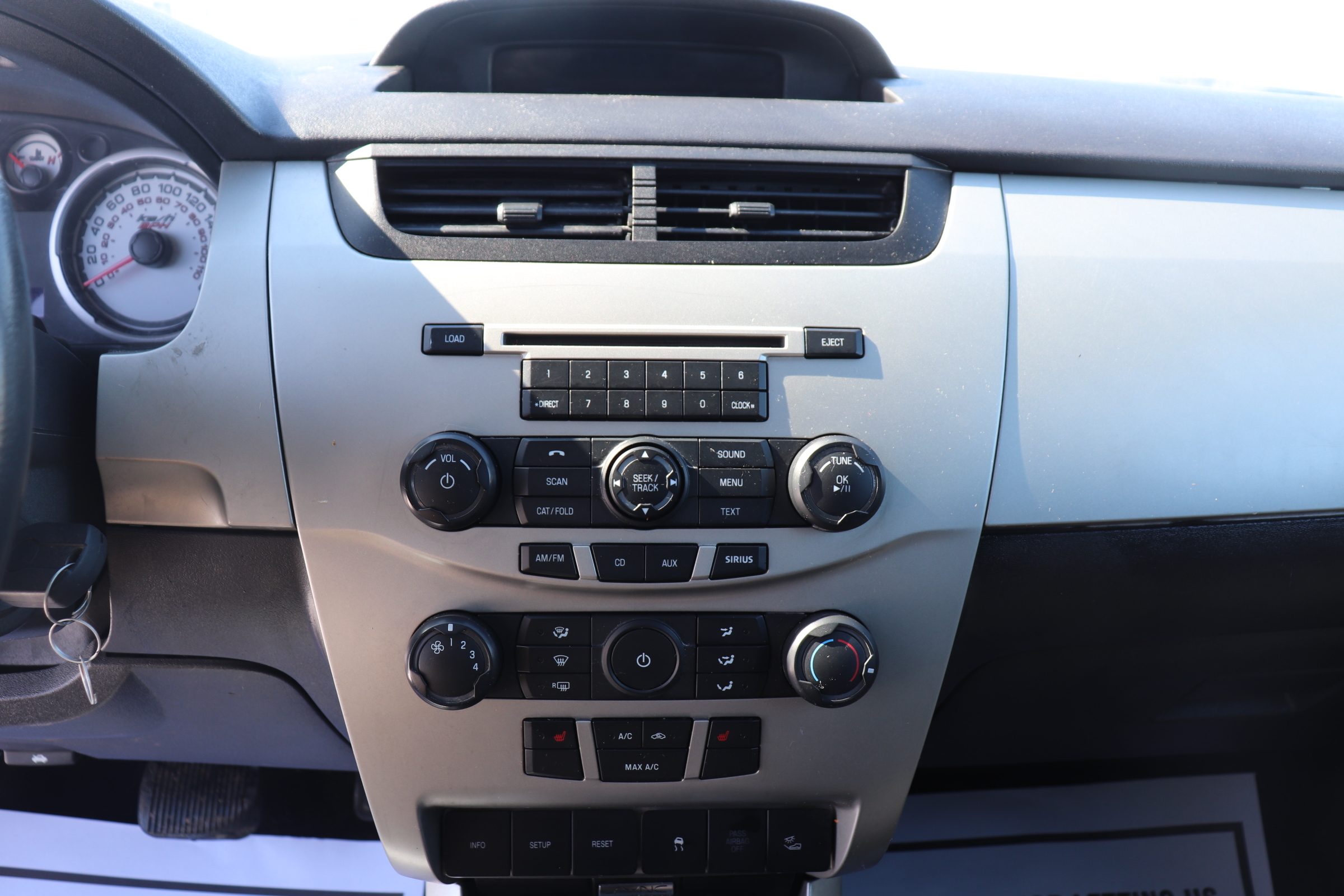 2011 Ford Focus (R)(C)(5) SES Sedan - 9