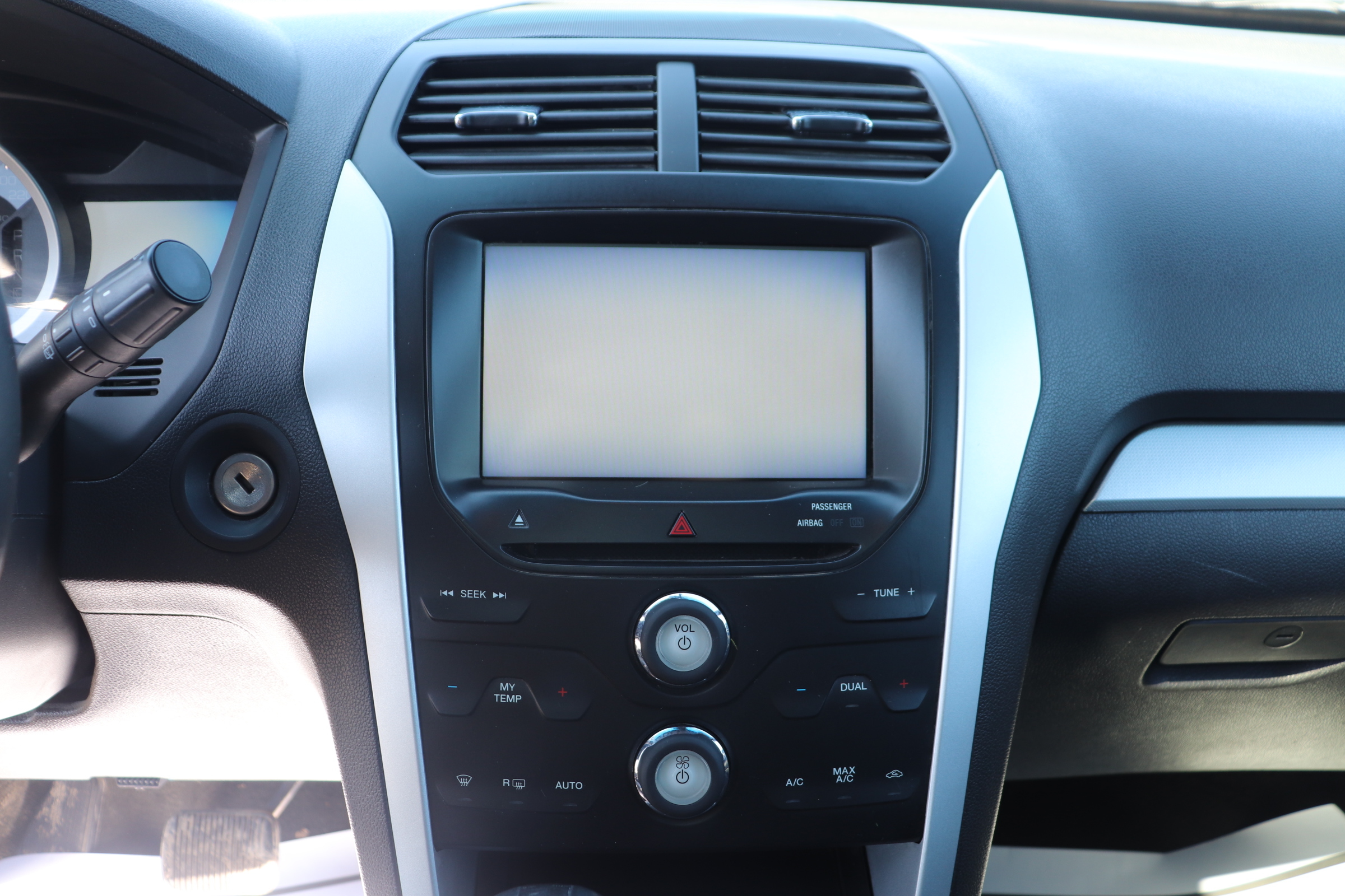 2015 Ford Explorer(G)(I)(7) XLT 4WD - 13