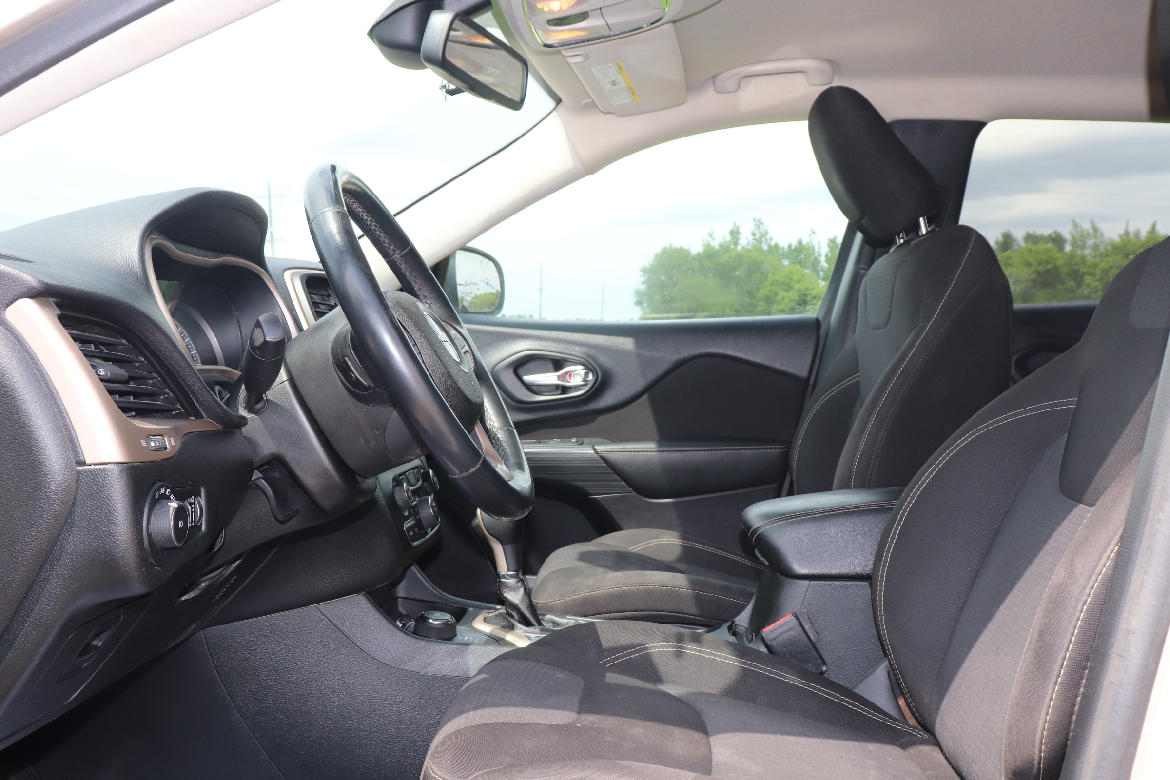 2015 Jeep Cherokee (R)(E)(5) Latitude 4WD - 11