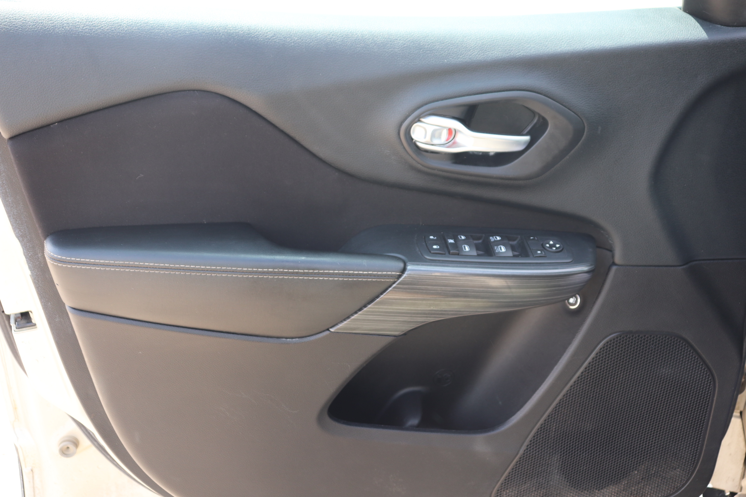 2015 Jeep Cherokee (R)(E)(5) Latitude 4WD - 10