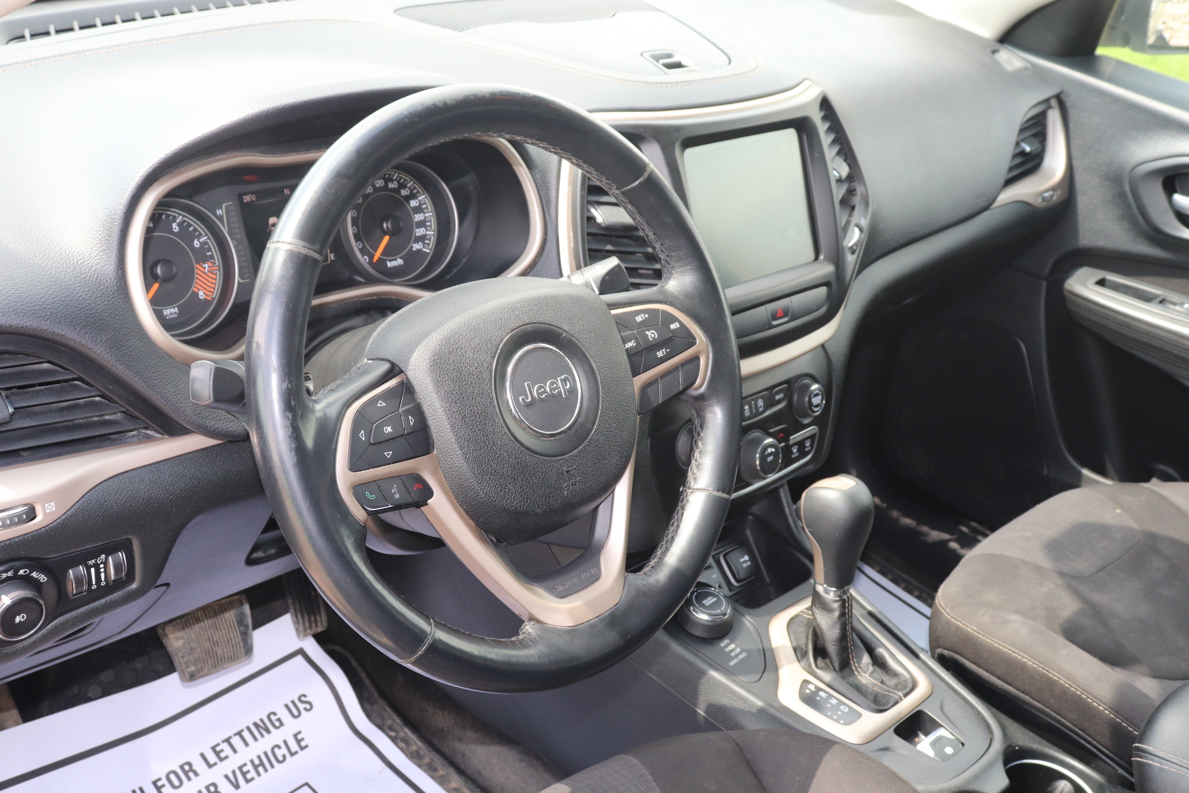 2015 Jeep Cherokee (R)(E)(5) Latitude 4WD - 12