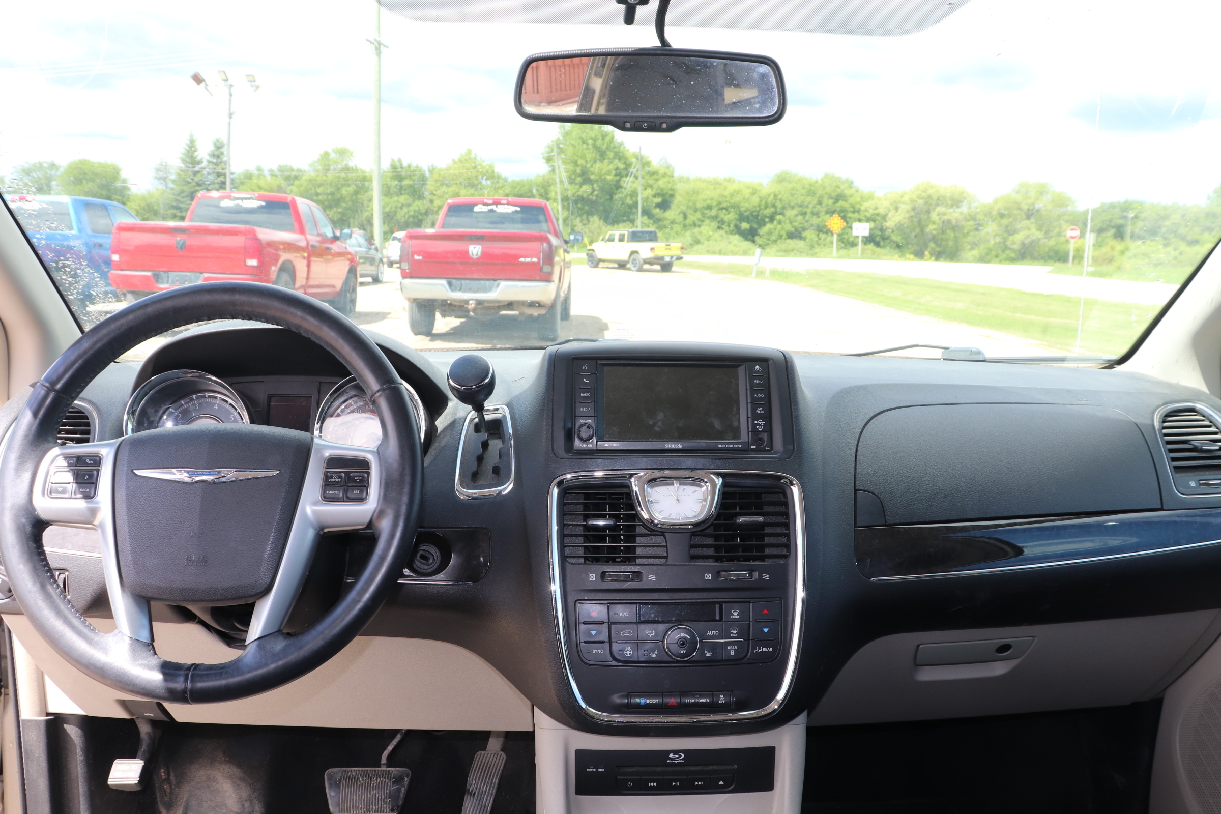 2013 Chrysler Town & Country (R)(E)(7) Touring - 10