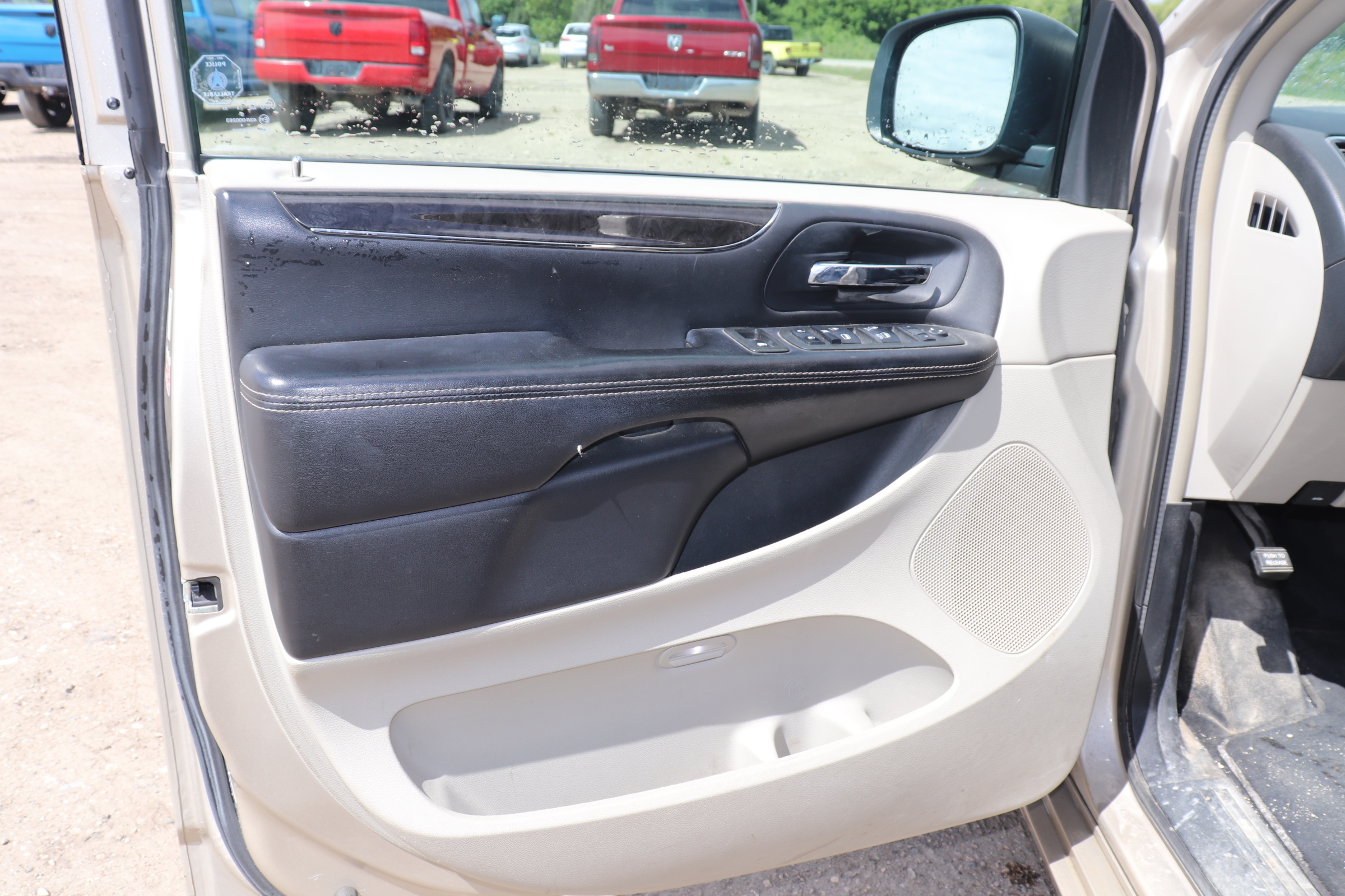 2013 Chrysler Town & Country (R)(E)(7) Touring - 9
