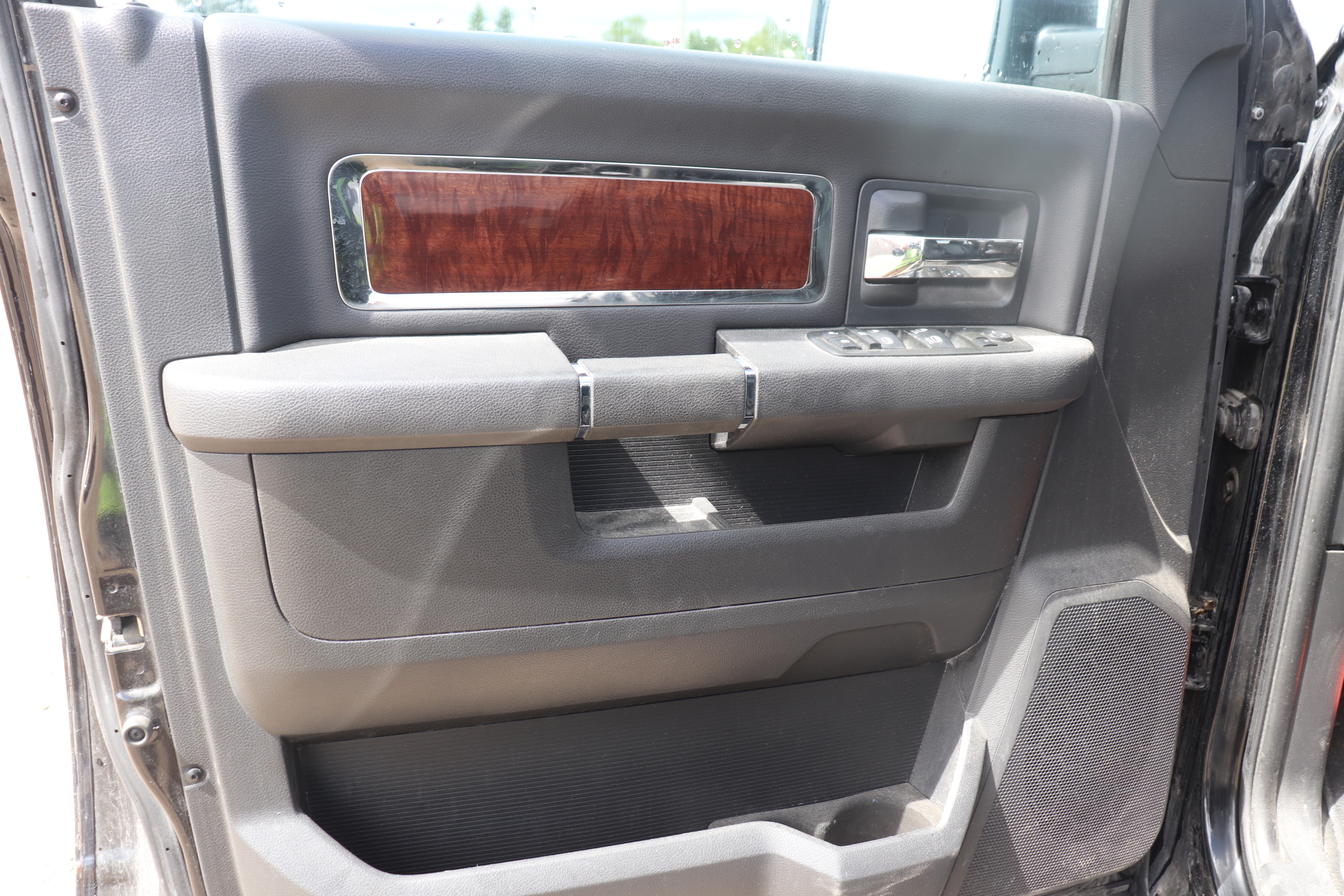 2012 RAM 1500 (R)(J)(6) Laramie Crew Cab 4WD - 9