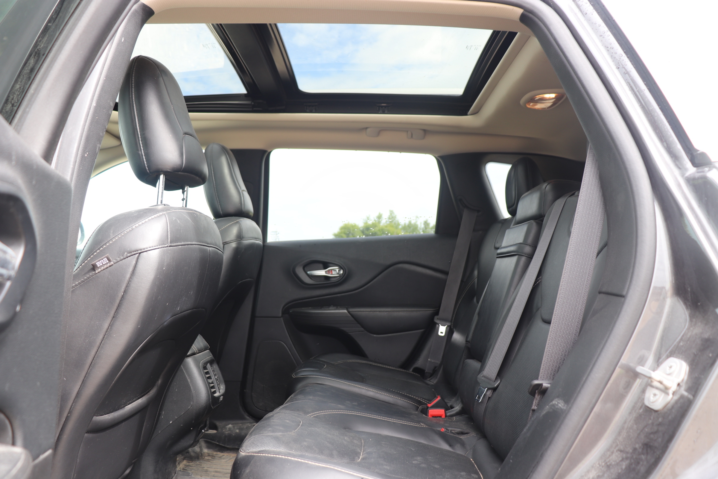 2015 Jeep Cherokee (R)(I)(5) Limited 4WD - 11