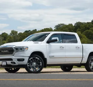 2019 RAM 1500 Limited Crew Cab SWB 4WD photo 2