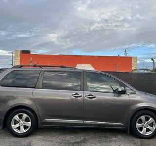 2013 Toyota Sienna LE FWD 8-Passenger V6 photo 3