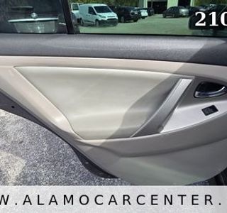 2009 Toyota Camry SE photo 28