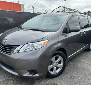 2013 Toyota Sienna LE FWD 8-Passenger V6 photo 1
