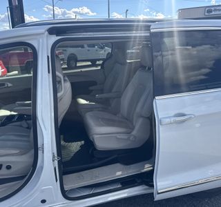 2018 Chrysler Pacifica Hybrid Touring L photo 13