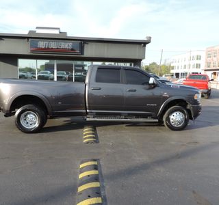 2019 RAM 3500 Crew Cab Laramie DRW 4WD photo 3