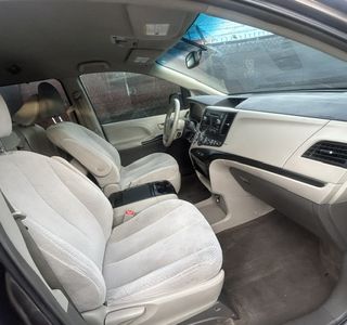 2013 Toyota Sienna LE FWD 8-Passenger V6 photo 11