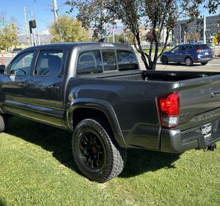 2017 Toyota Tacoma SR5 4WD photo 9