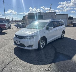 2018 Chrysler Pacifica Hybrid Touring L photo 2