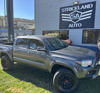 2017 Toyota Tacoma SR5 4WD photo 2