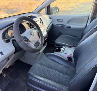 2014 Toyota Sienna FWD 7-Passenger V6 photo 13
