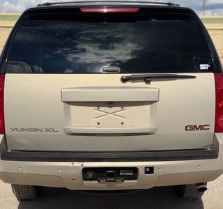 2011 GMC Yukon XL SLT-1 3/4 Ton 4WD photo 6