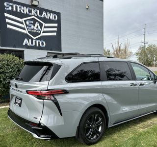 2025 Toyota Sienna XSE 7-Passenger AWD photo 7