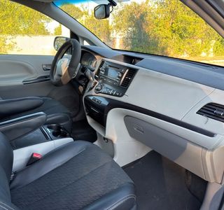 2014 Toyota Sienna FWD 7-Passenger V6 photo 10