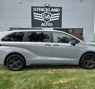 2025 Toyota Sienna XSE 7-Passenger AWD photo 5