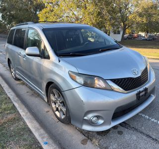 2014 Toyota Sienna FWD 7-Passenger V6 photo 4