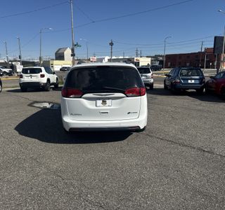 2018 Chrysler Pacifica Hybrid Touring L photo 7