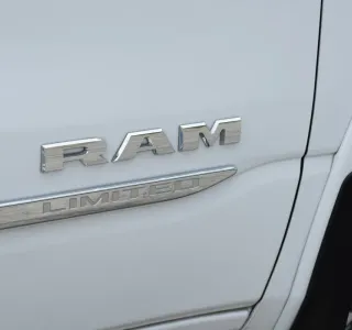2019 RAM 1500 Limited Crew Cab SWB 4WD photo 12