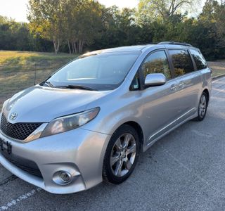 2014 Toyota Sienna FWD 7-Passenger V6 photo 7