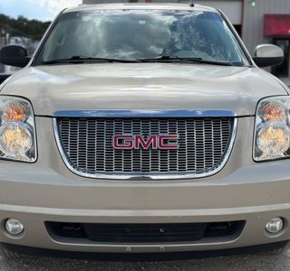 2011 GMC Yukon XL SLT-1 3/4 Ton 4WD photo 2