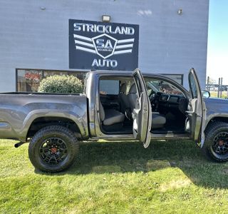 2017 Toyota Tacoma SR5 4WD photo 24
