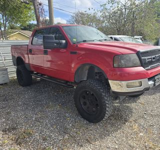 2005 Ford F-150 XLT SuperCrew 2WD photo 2
