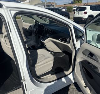 2018 Chrysler Pacifica Hybrid Touring L photo 15