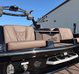 2025 Malibu M242 photo 17