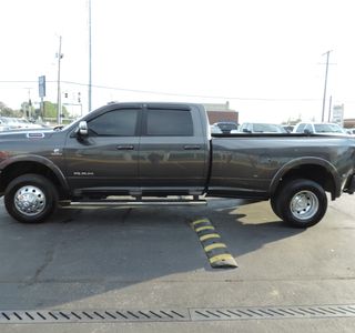 2019 RAM 3500 Crew Cab Laramie DRW 4WD photo 2