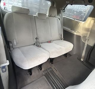 2013 Toyota Sienna LE FWD 8-Passenger V6 photo 17