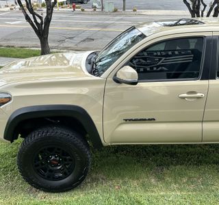 2017 Toyota Tacoma TRD Off Road Premium Long Bed V6 4WD photo 11
