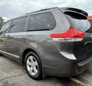 2013 Toyota Sienna LE FWD 8-Passenger V6 photo 5