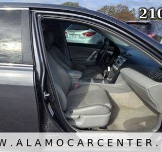 2009 Toyota Camry SE photo 14
