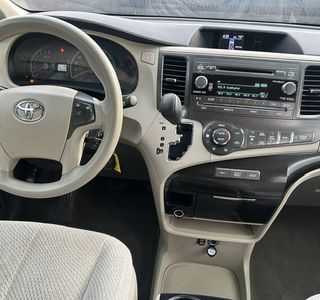 2013 Toyota Sienna LE FWD 8-Passenger V6 photo 10